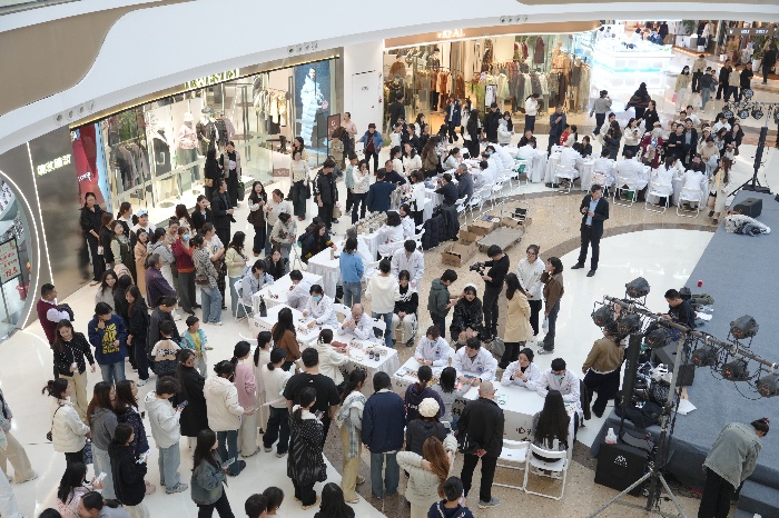 “祖孫三代”組團(tuán)養(yǎng)生！周口市中醫(yī)院 中醫(yī)市集“再燃”文昌萬(wàn)達(dá)！